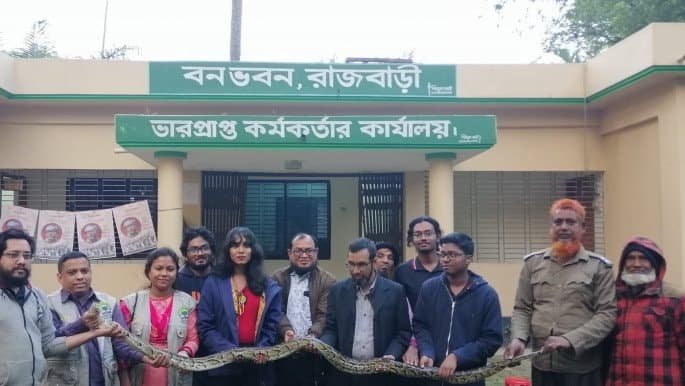 Image accompanying Two pythons rescued in Rajbari