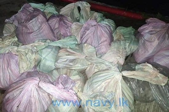 Image accompanying Navy intercepts 03 dinghies smuggling more than 2000kg of sea cucumber in Kalpitiya seas